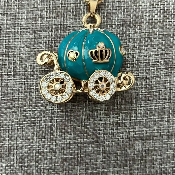 NWOT Betsey Johnson Cinderella Gold Pendant Necklace - Picture 2 of 6